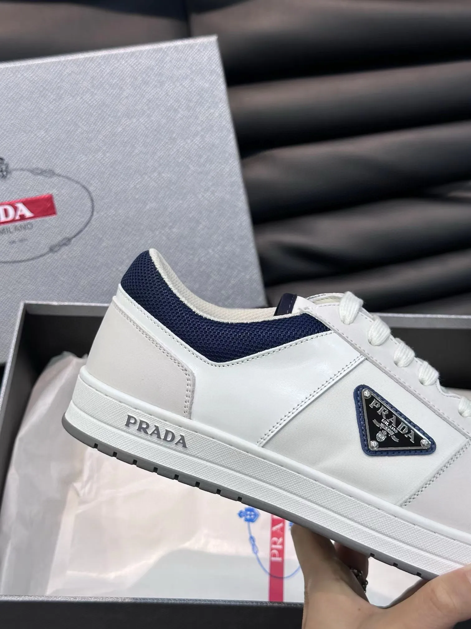 Factory price: 400💰Prada new men's leather sports shoes, the highest version on the market, any comparison is welcome🆚! The original leather has excellent texture and is super high-end! Fetal sheep net lining imported from Italy, removable pad! Luxurious materials and fine workmanship, highly recommended! Code number: 38-44, customized 45